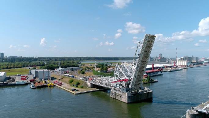 比利时 安特卫普港口  桥面抬起