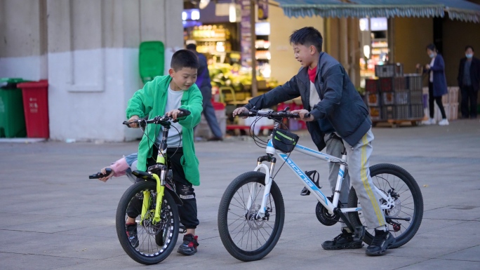 小朋友广场骑自行车