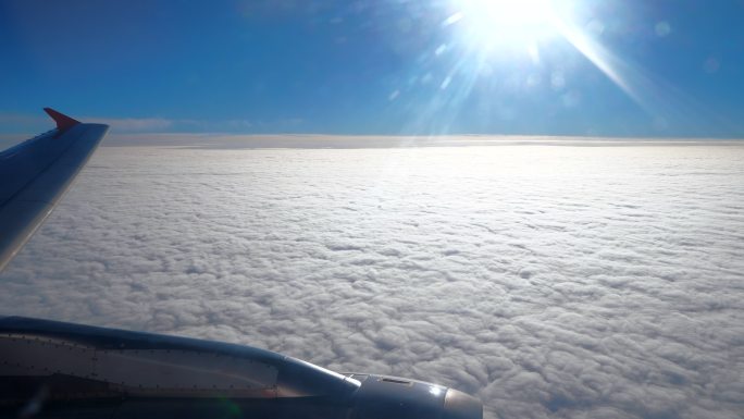 天空中美丽的云朵翅膀高速实拍视频航班