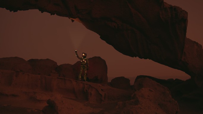 探索火星表面的女宇航员