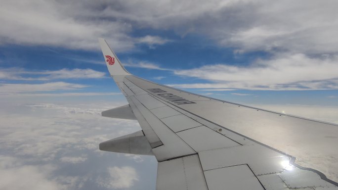 飞机内拍摄蓝天