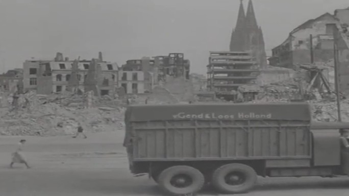 60年代城市地震废墟