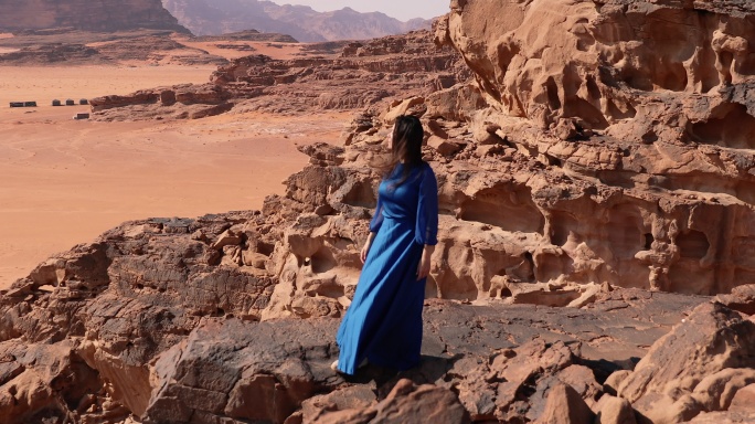 女子凝视着瓦迪朗姆沙漠的风景