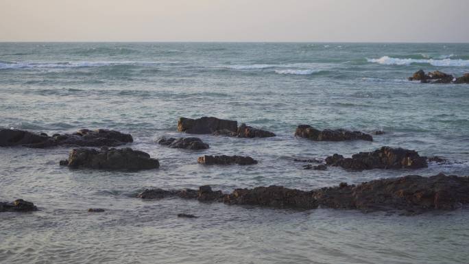 大海海浪拍打礁石