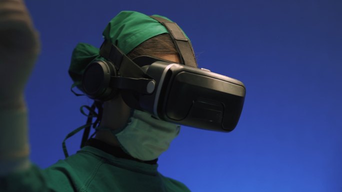 医生戴着虚拟现实眼镜在医院里做手术