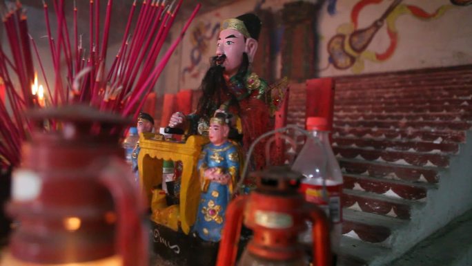 香火供奉中的掌管文化的昌化老爷木偶神像