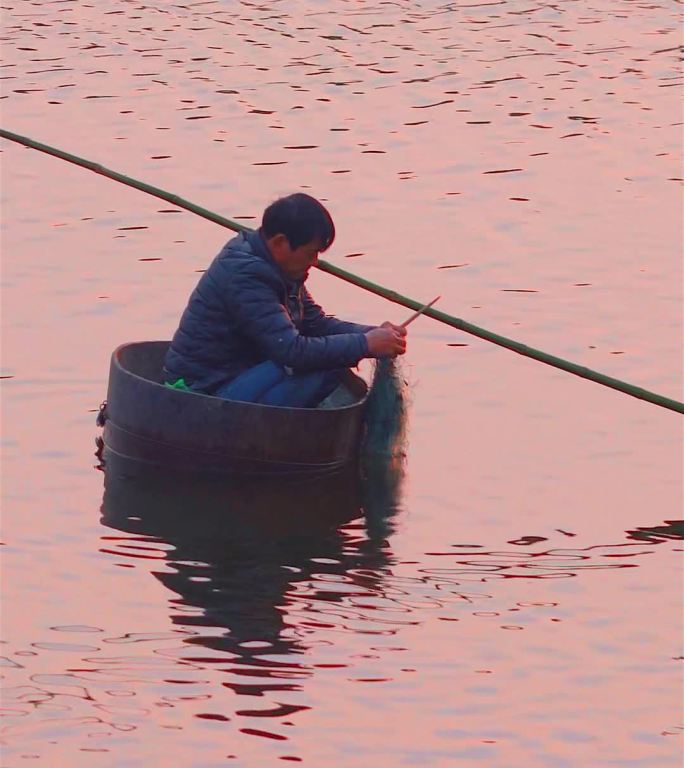 用木盆当船划，在湖中钓鱼捕鱼撒网