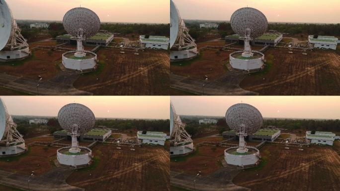 大型通信天线或射电望远镜卫星天线鸟瞰图。
