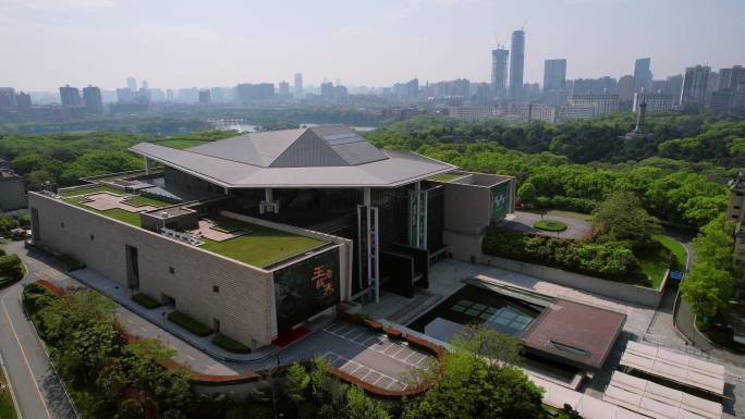 美好绿色环境里的湖南省博物馆