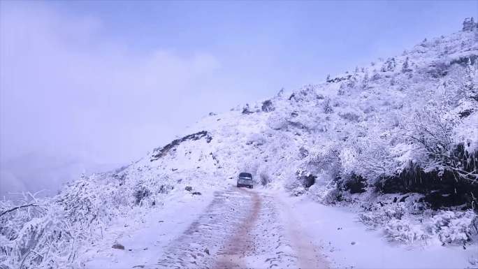 牛背山上的道路行车视频