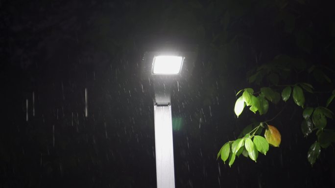 下雨，下雨夜路灯，雨夜，夏季下雨暴雨来临