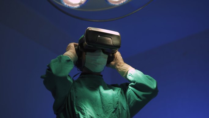 医生戴着虚拟现实眼镜在医院里做手术。