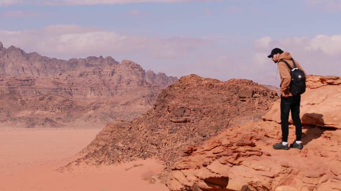 男人凝视着瓦迪朗姆沙漠的美景