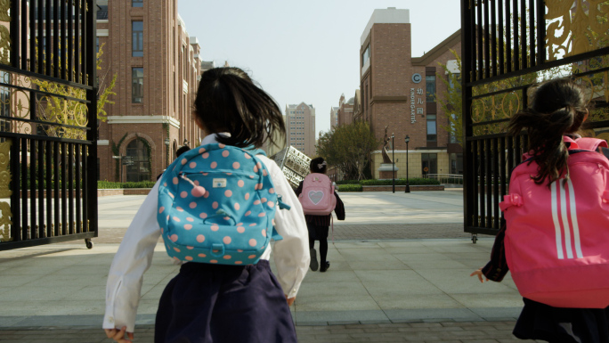 孩子开心快乐的奔跑去上学 妈妈送孩子上学
