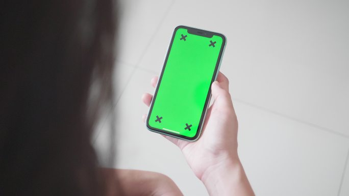 手持绿色屏幕手机看手机替换内容