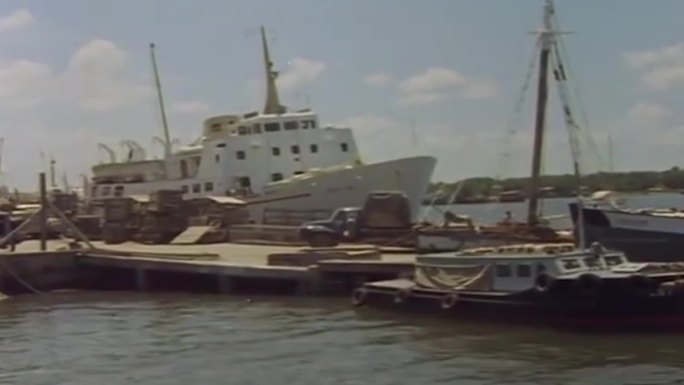 40年代渔船码头渔夫整理渔网