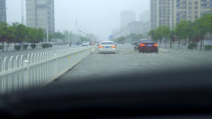 暴雨城市内涝、开车趟水视角