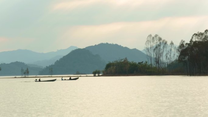 水墨山水渔舟