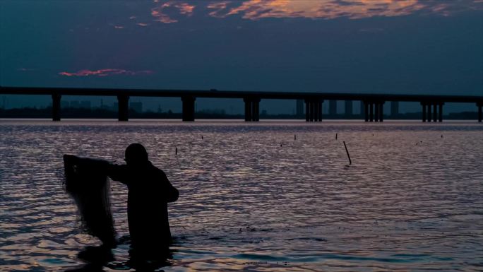 荆州长湖，渔民在水里行走，收渔网