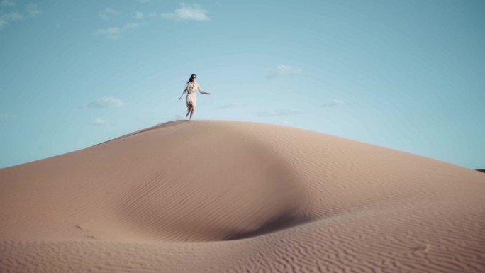白衣美女奔跑在沙漠与骆驼的互动