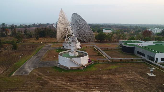 大型通信天线或射电望远镜卫星天线的鸟瞰图