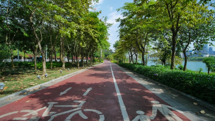 广西南宁青环路邕江岸边绿道自行车道跑道