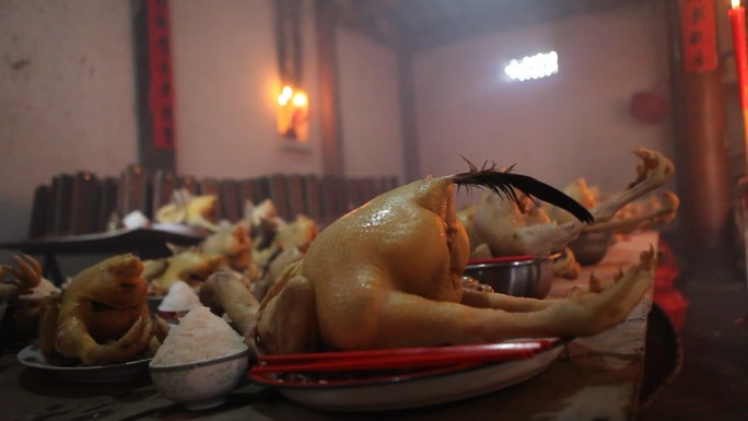 海南民间用整鸡和米饭供奉祖先
