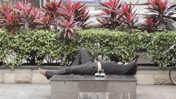 睡马路的流浪汉