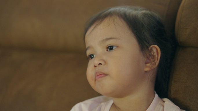 电影的亚洲小女孩儿童小孩室内生活