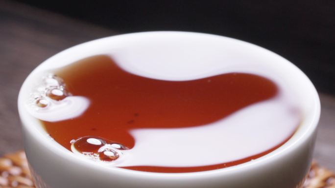 红茶滴落-普洱古树茶汤展示