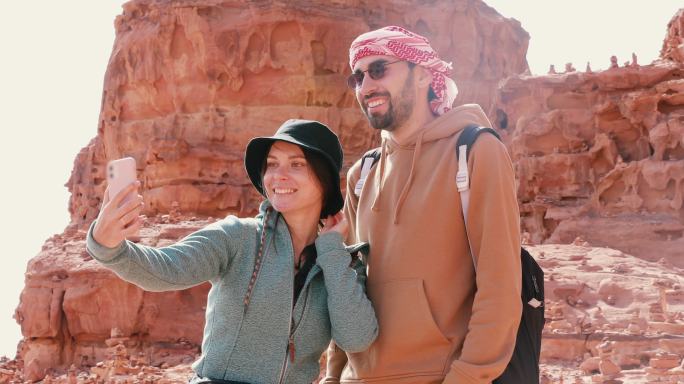 一对年轻夫妇在红色沙漠自拍