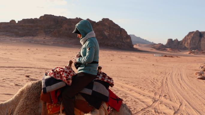 年轻的女旅行者炎热沙漠穿越