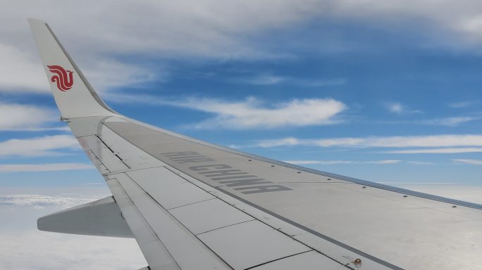 飞机舱内拍摄蓝天
