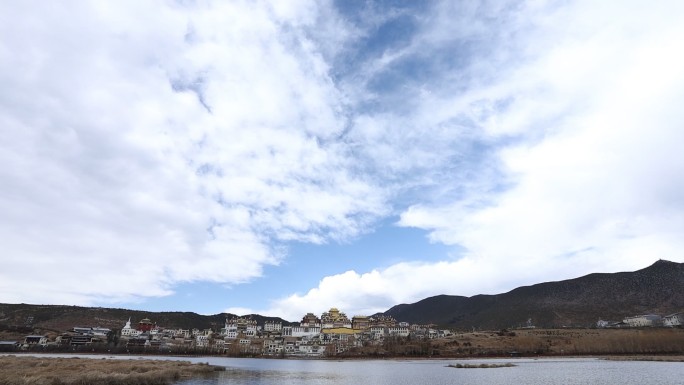 从天空到松赞林寺全景