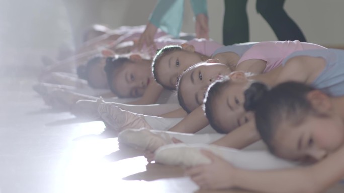 儿童舞蹈课堂培训芭蕾舞现代舞舞蹈教室压腿
