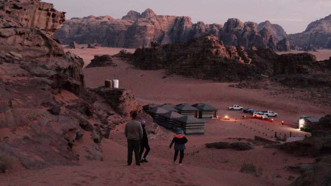 朋友们在沙漠旅行自驾游旅游观光游玩高山山