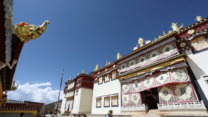 松赞林寺屋檐一角和天空