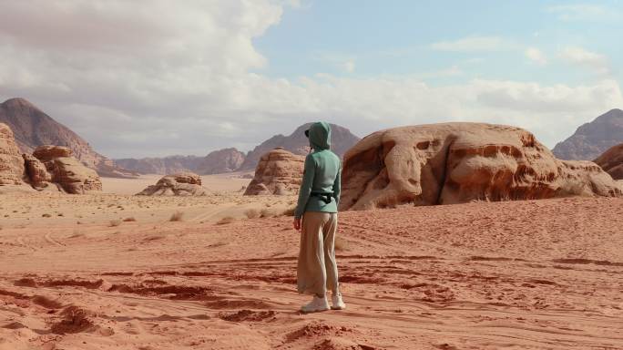 女旅行者在沙漠看风景