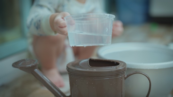 孩子给洒水壶装水小孩玩水