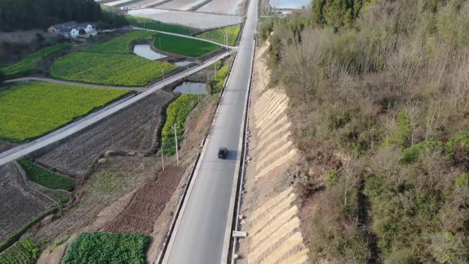 航拍奔跑在乡间公路的汽车2-lxj