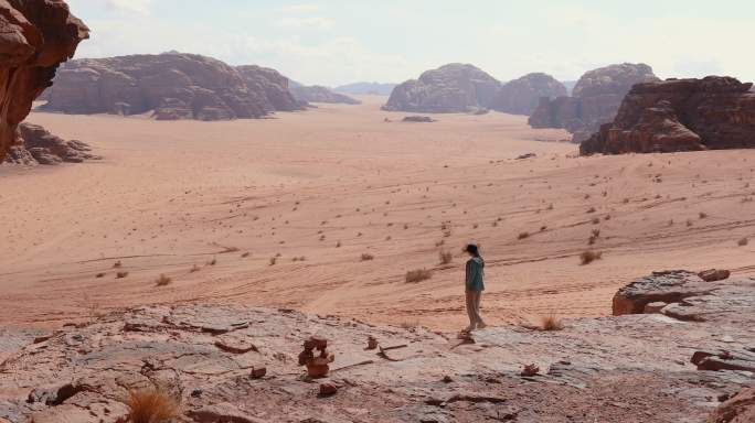 女旅行者在沙漠行走