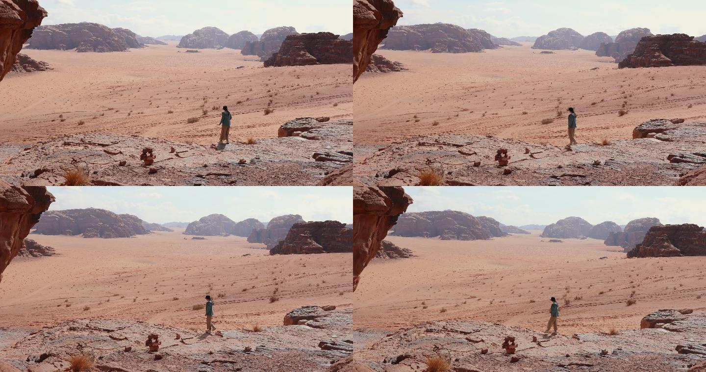 女旅行者在沙漠行走