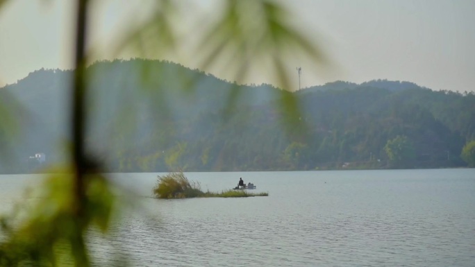 江河湖面上打渔划船摇船钓鱼的渔民渔夫