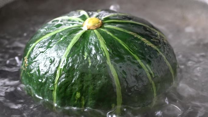 沸水中煮着的绿色小南瓜