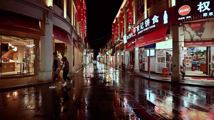 实拍广东潮州牌坊街雨天夜景