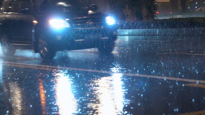 下雨天实景车辆路况