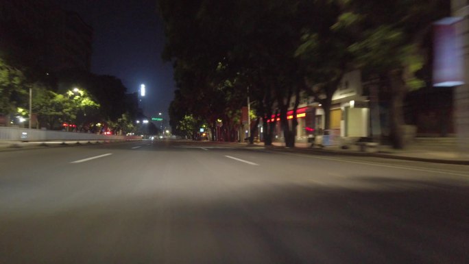 夜间行车，无人的街道