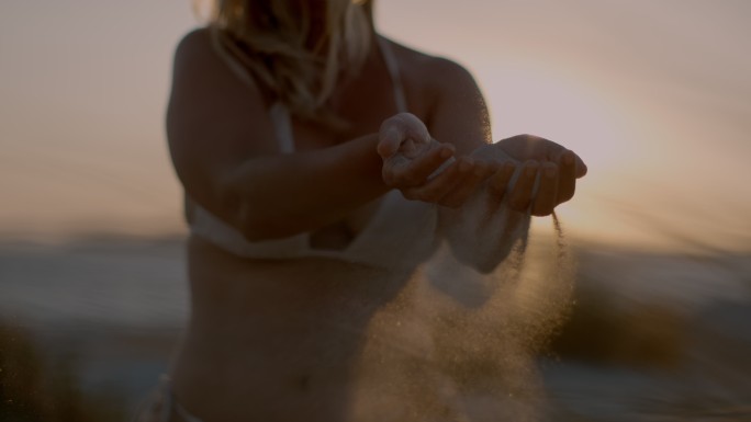 女子双手玩沙子的超慢动作