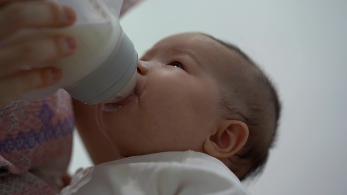 婴儿宝宝幼儿吃奶喂食奶瓶喂奶哺乳护理育儿