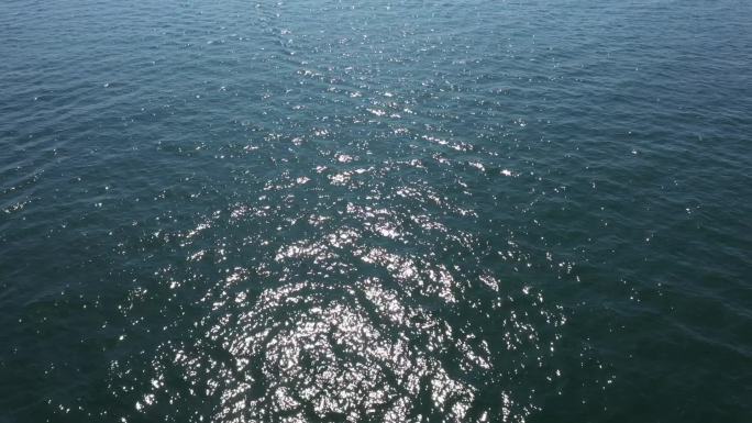 波光粼粼的海面航拍